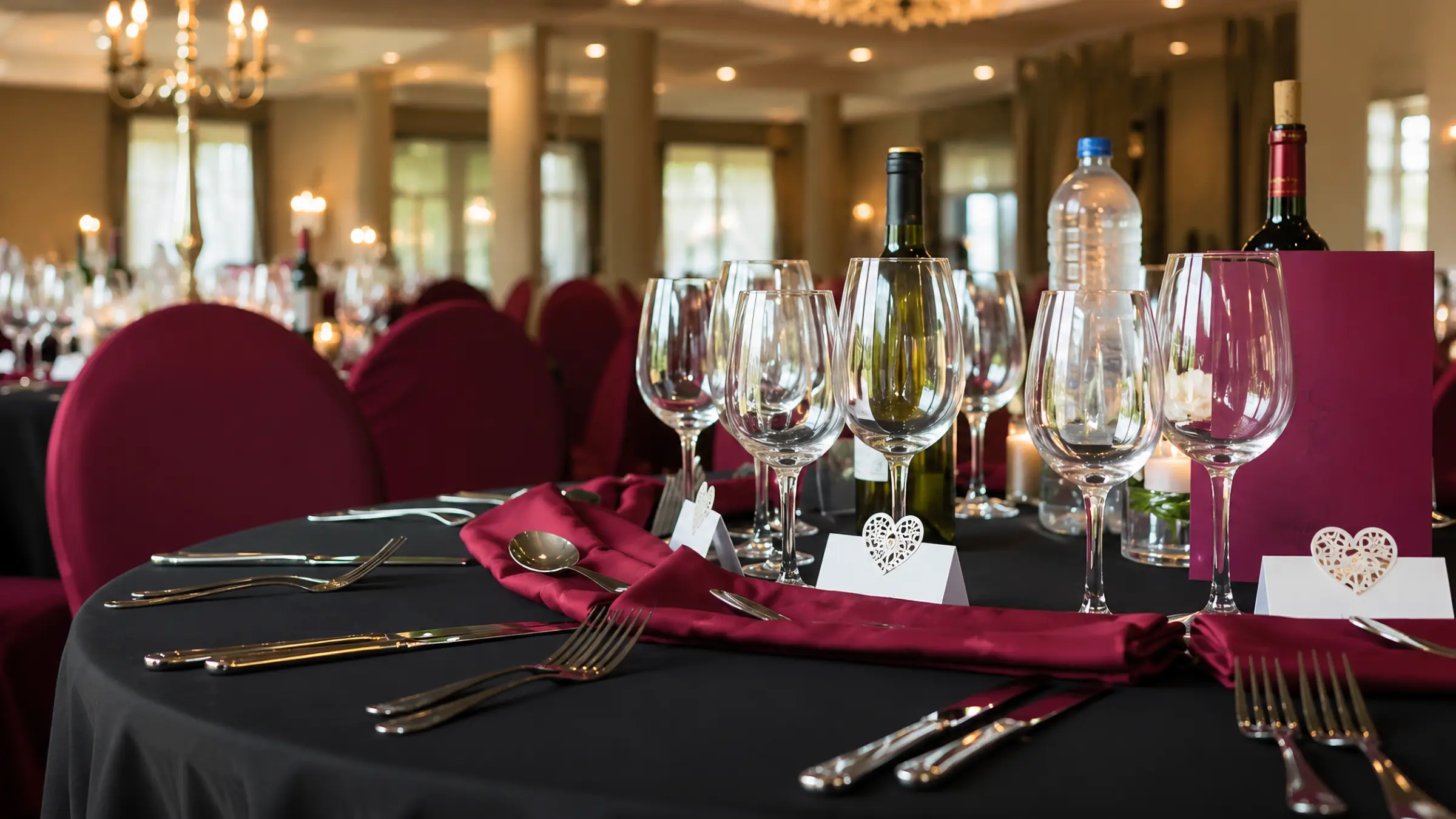 Détail de couverts et d’art de la table pour un mariage