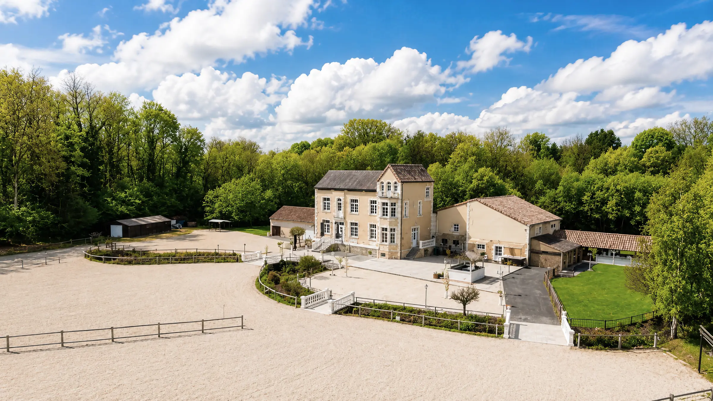 Vue aérienne du domaine et de ses espaces extérieurs