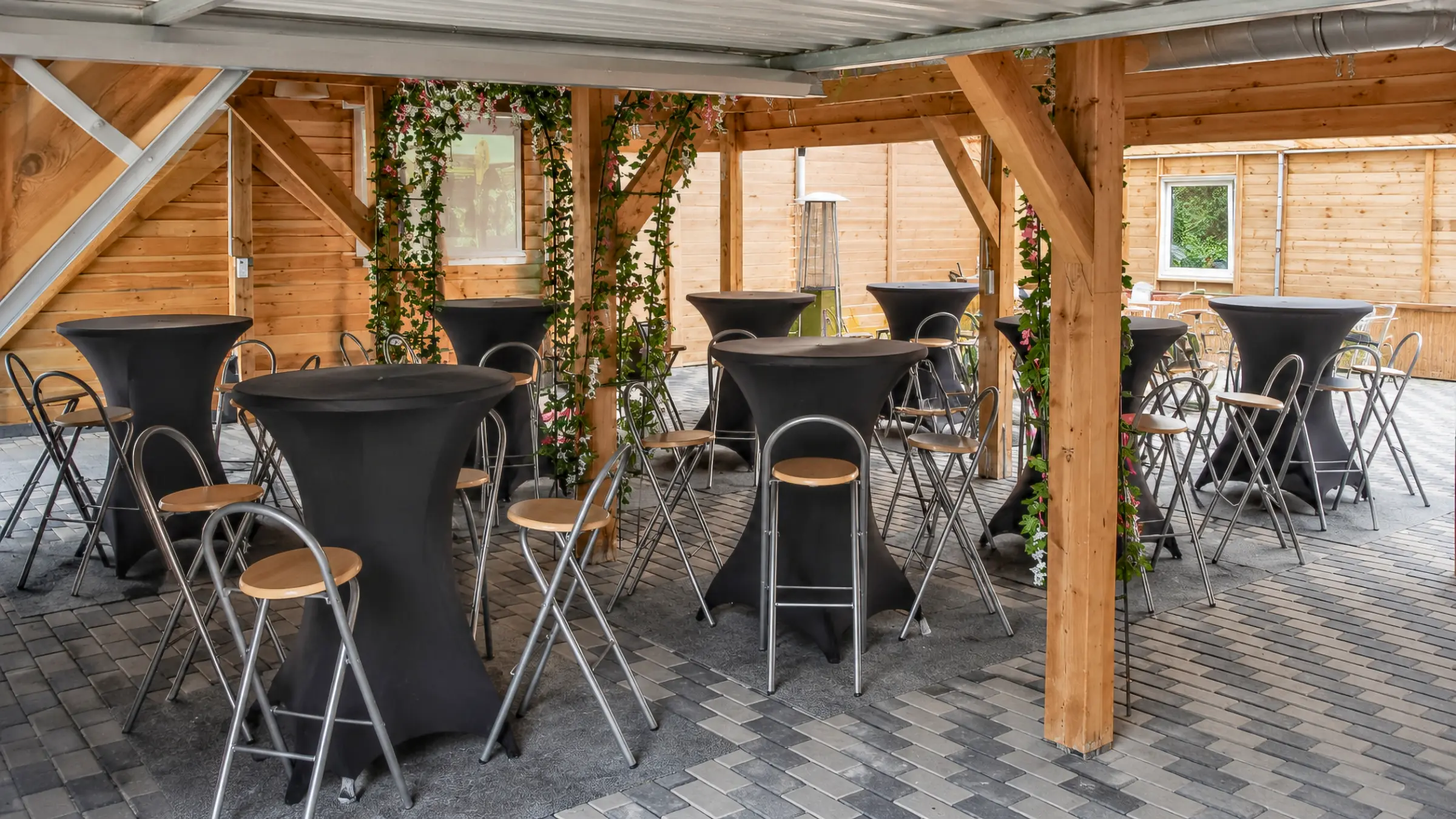 Mange-debout disposés pour un cocktail professionnel