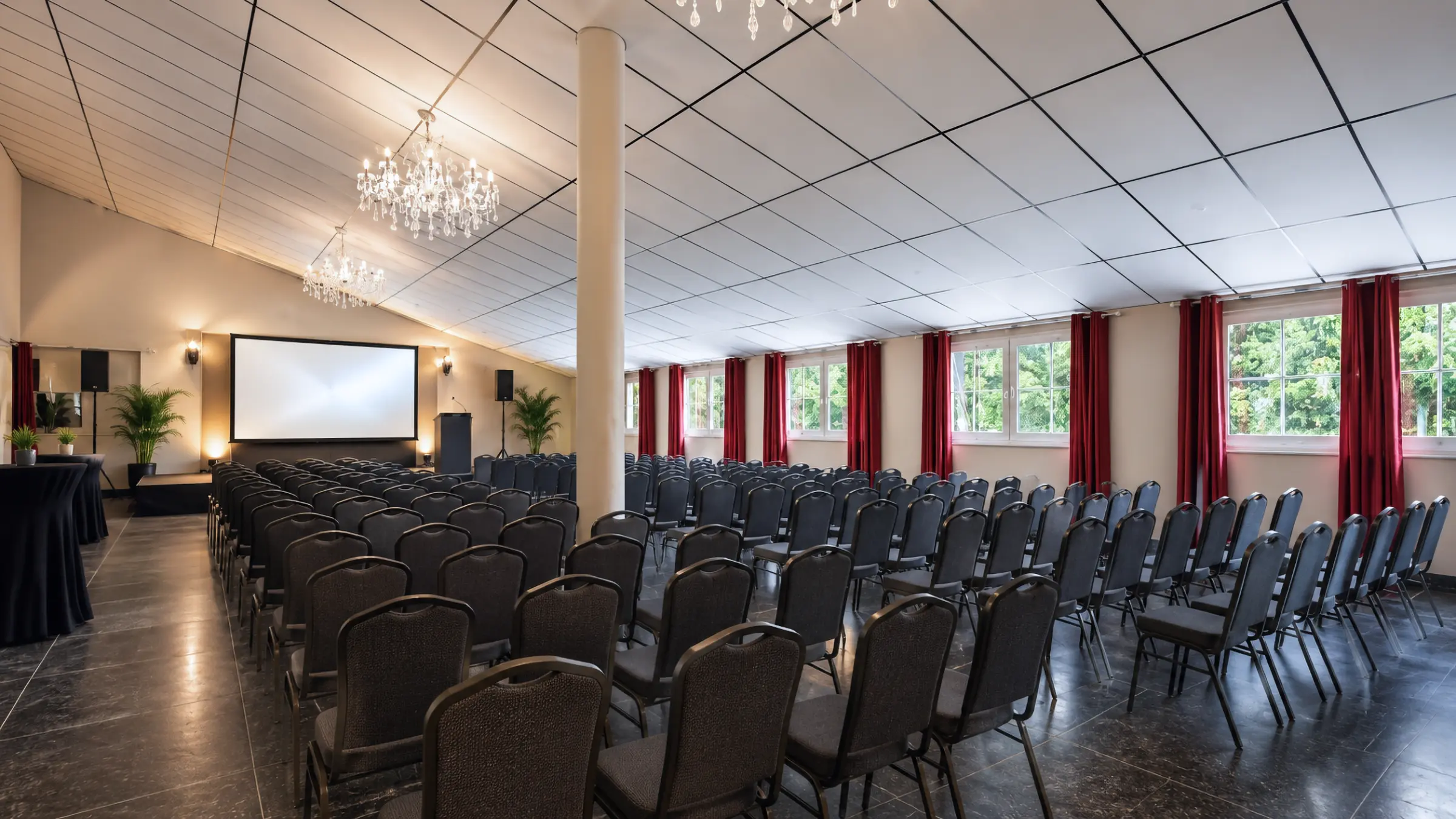Salle configurée pour accueillir un événement professionnel
